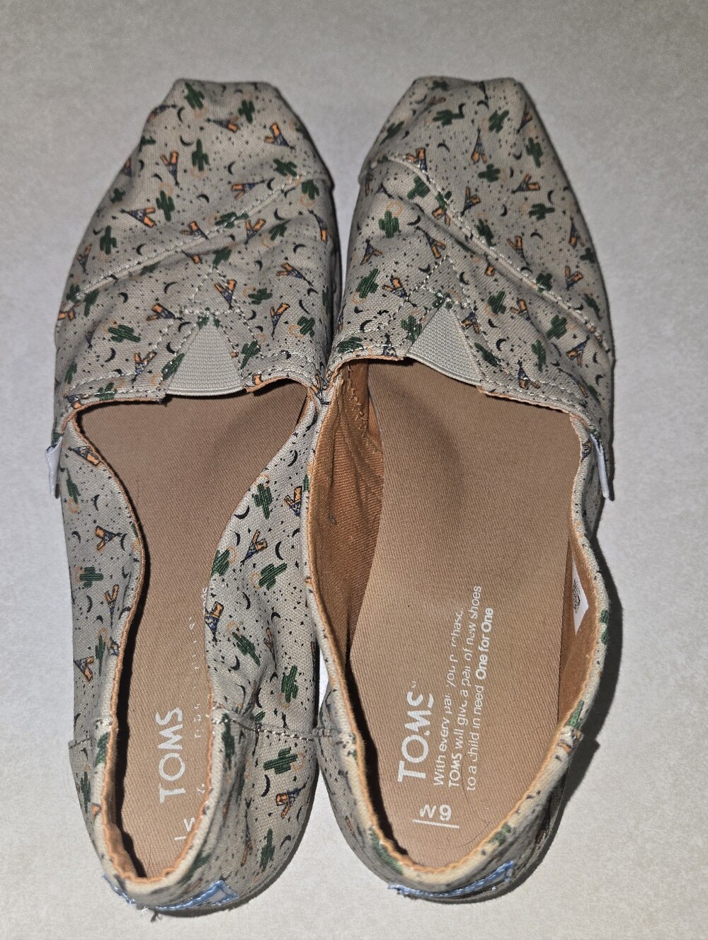 Toms Women’s Beige Canvas Slip-On Shoes with Green Cactus & Teepee Print Size 9